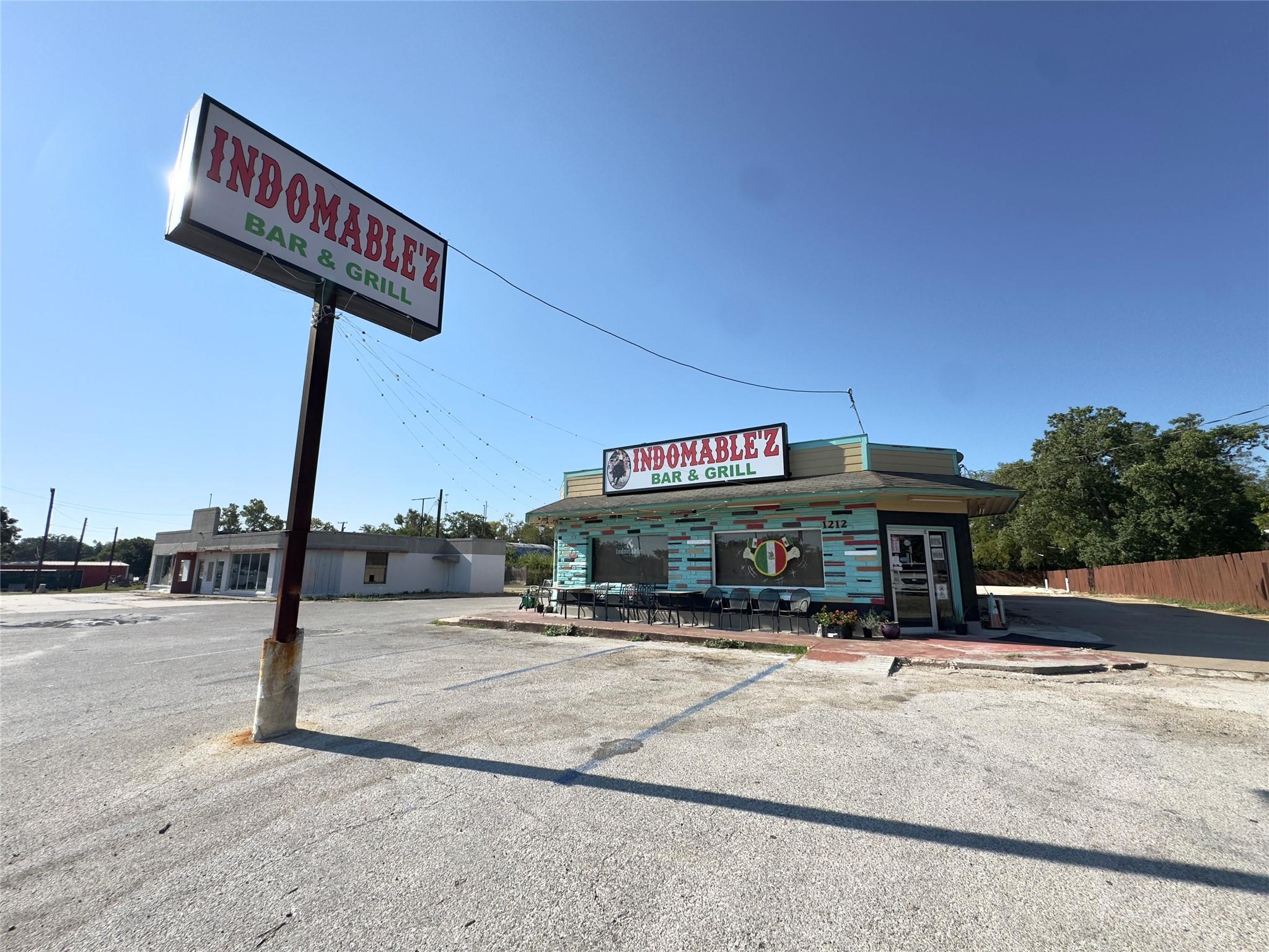 1212 E Pierce Street Luling TX 78648