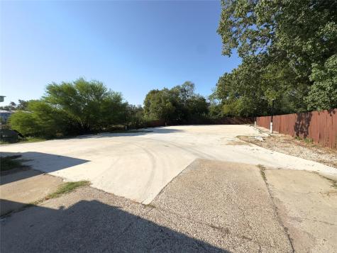 1212 E Pierce Street Luling TX 78648