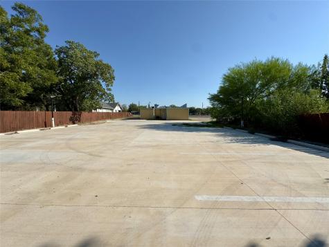 1212 E Pierce Street Luling TX 78648