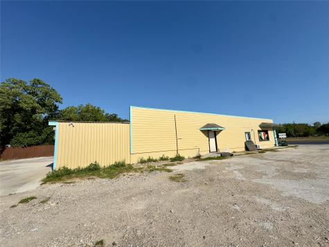 1212 E Pierce Street Luling TX 78648