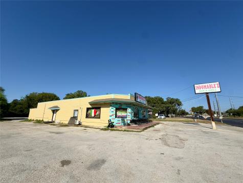 1212 E Pierce Street Luling TX 78648