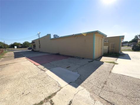 1212 E Pierce Street Luling TX 78648