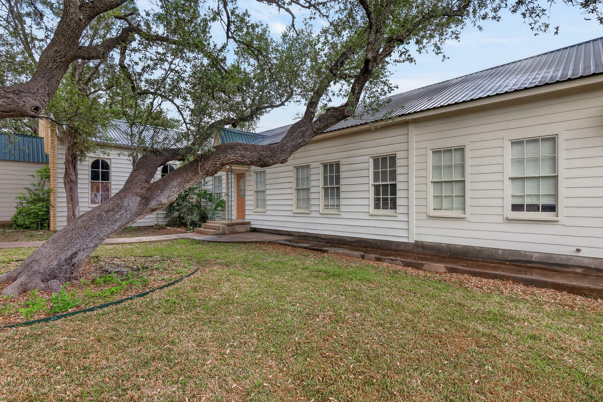 410 N West Bertram TX 78605