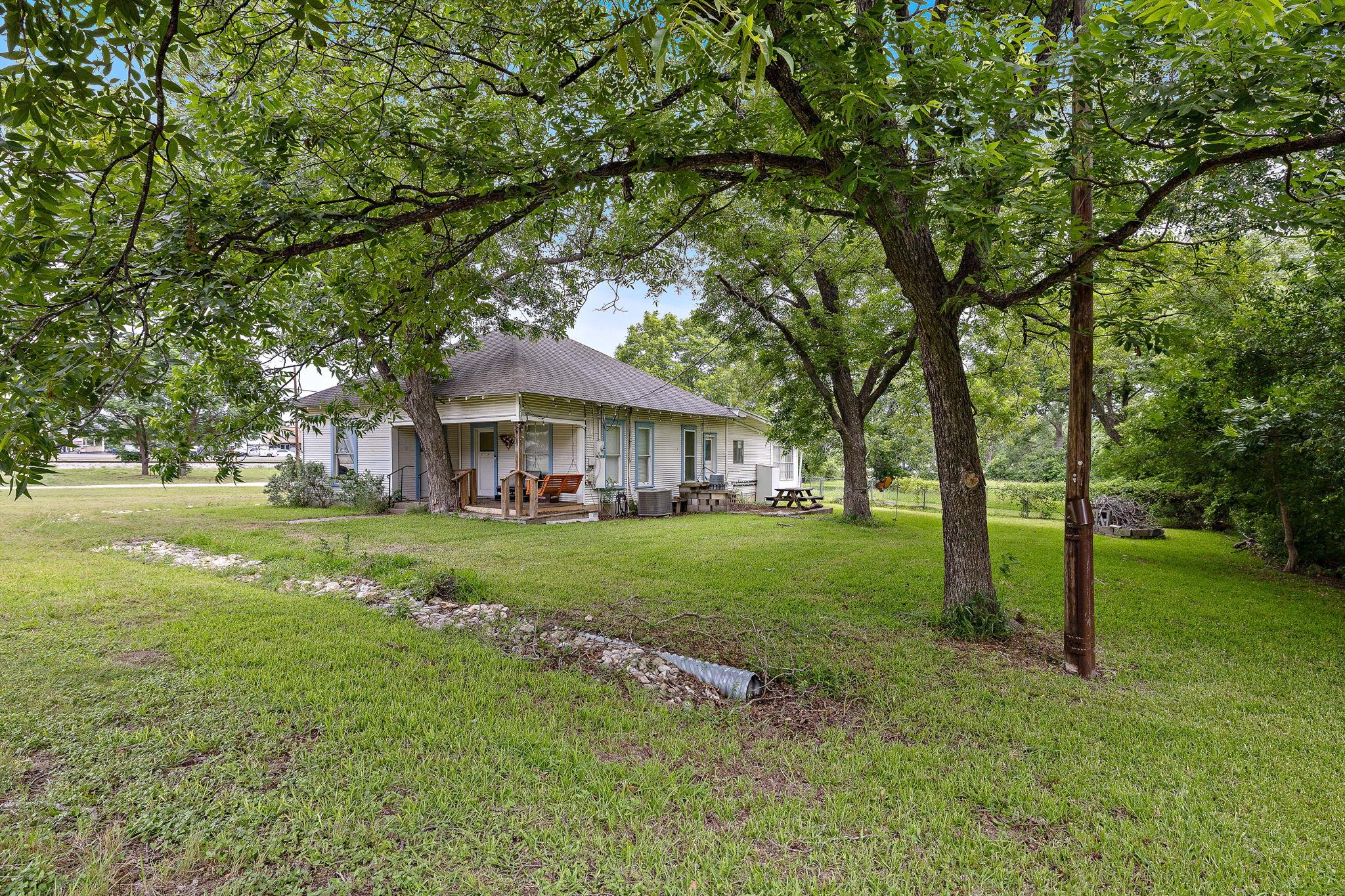 103 E Willis Street Leander TX 78641
