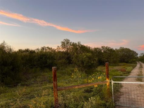 4921 SE River Road Martindale TX 78655