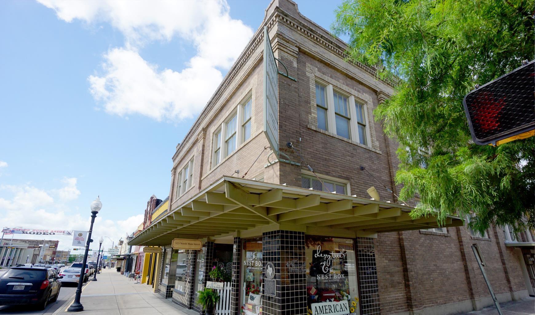 321 N Main Street Taylor TX 76574