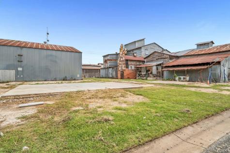 136 S Caldwell-e Street Giddings TX 78942