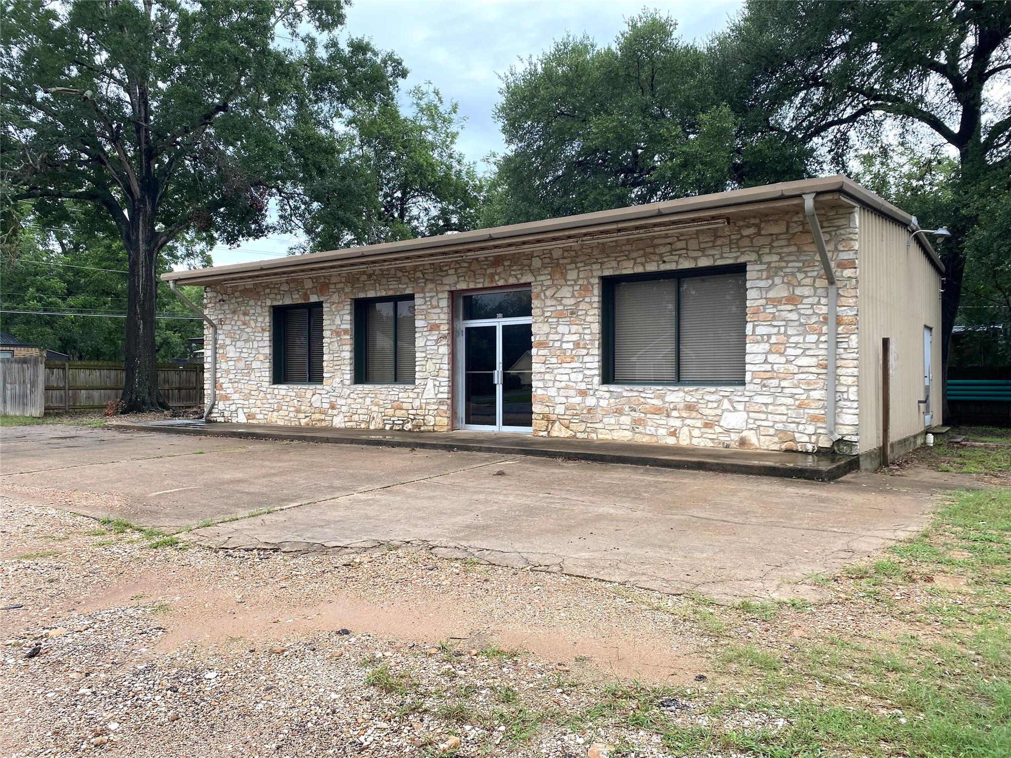301 Bishop Street Smithville TX 78957