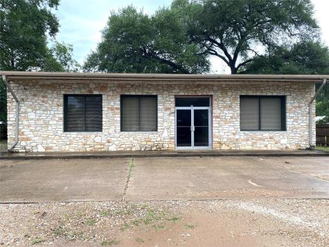 301 Bishop Street Smithville TX 78957