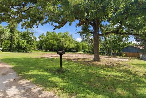 320 S Wilcox Street Rockdale TX 76567