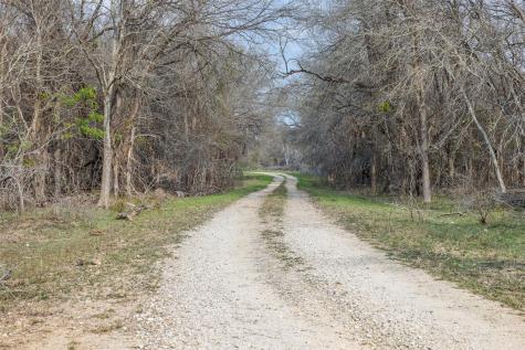 1144 Treetop Lane Luling TX 78648