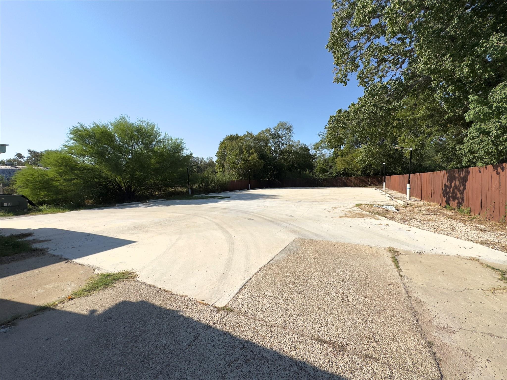 1212 E Pierce Street Luling TX 78648
