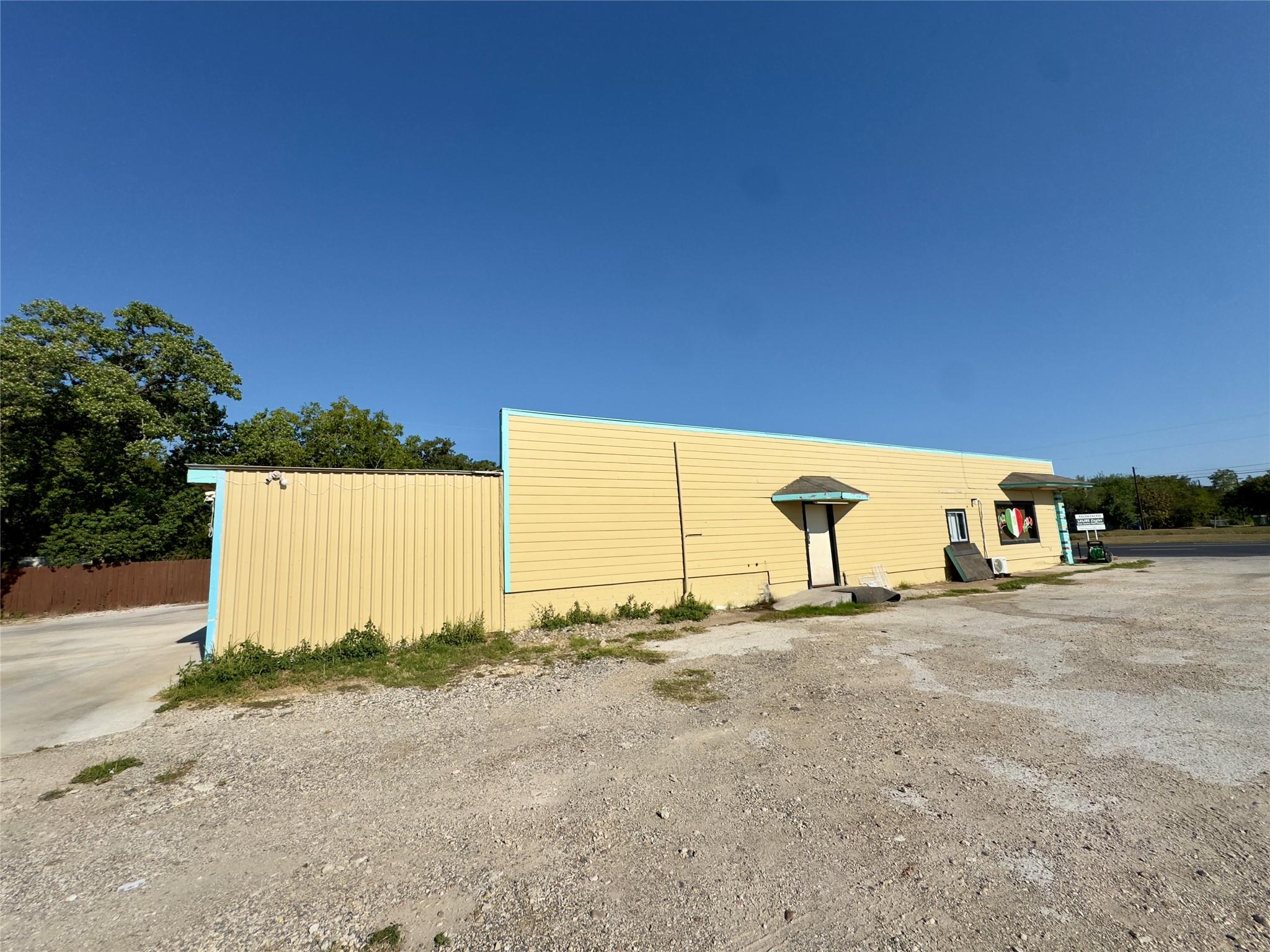 1212 E Pierce Street Luling TX 78648