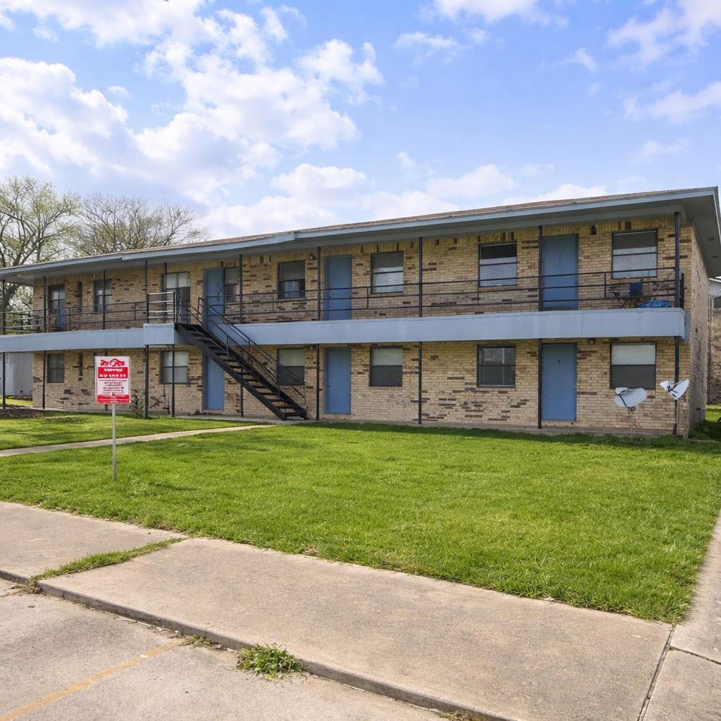 1706 W Cameron Avenue Rockdale TX 76567