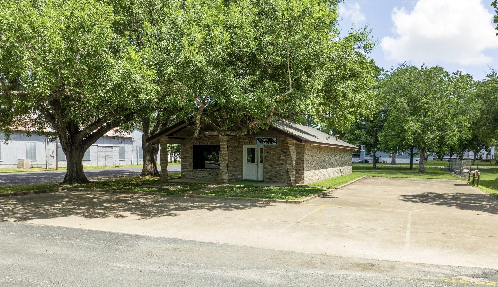 737 N Main Street Schulenburg TX 78956