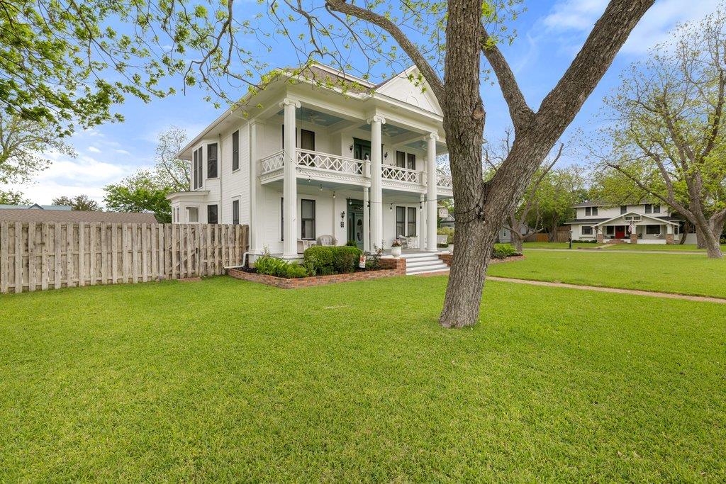 819 Hackberry Street Taylor TX 76574