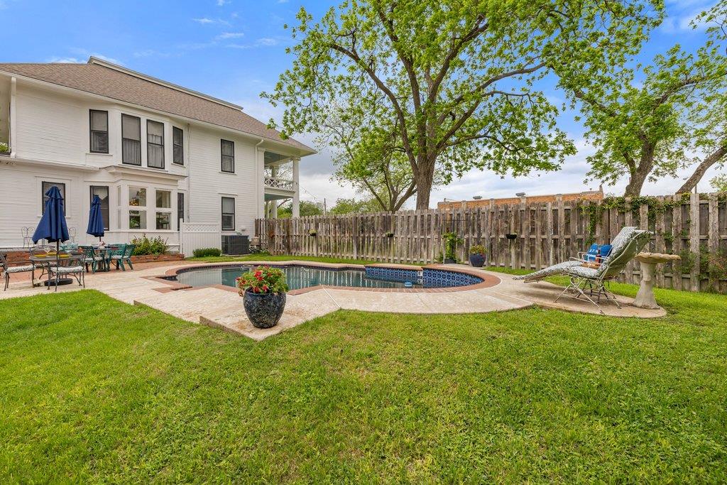 819 Hackberry Street Taylor TX 76574