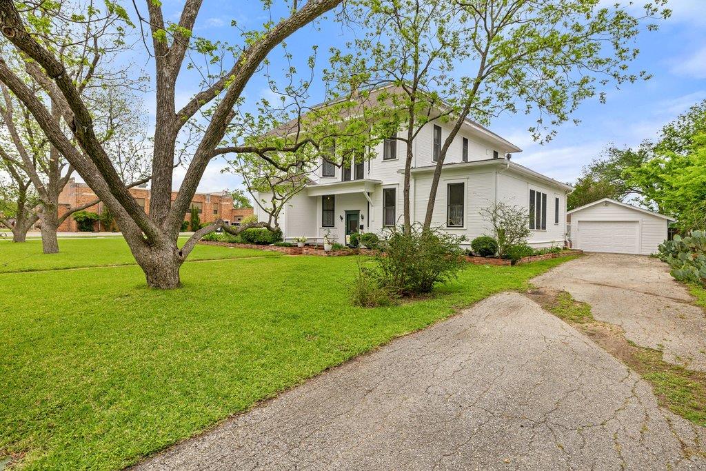 819 Hackberry Street Taylor TX 76574