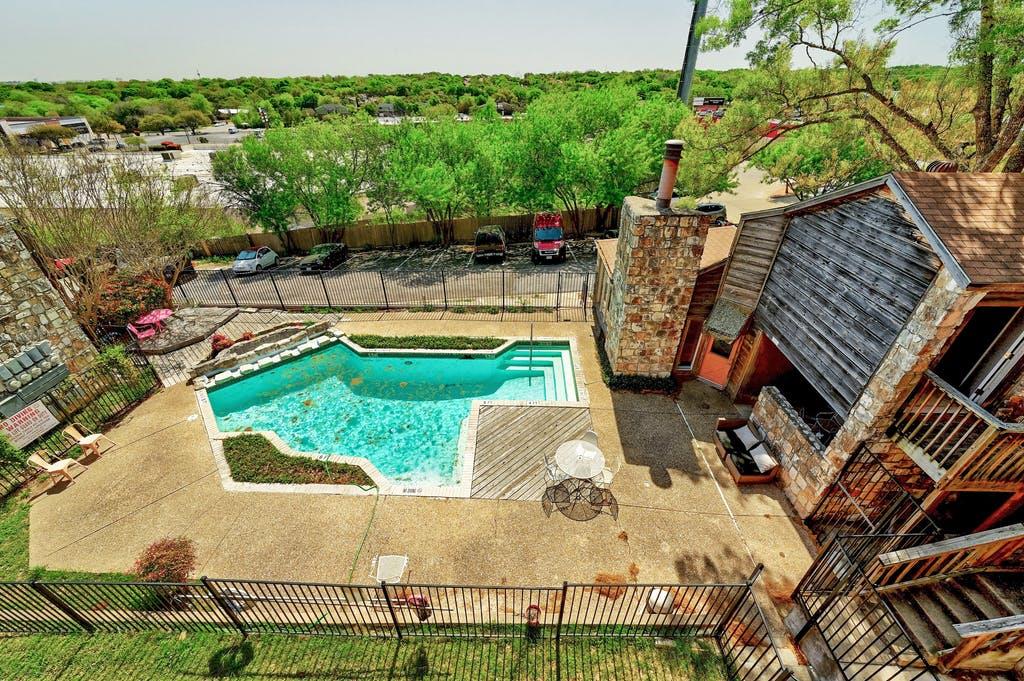 6903 Deatonhill Drive Austin TX 78745