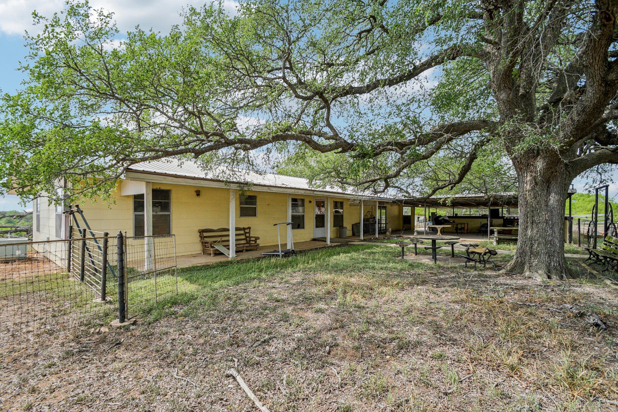 3200 Cattlemens Row Lockhart TX 78644
