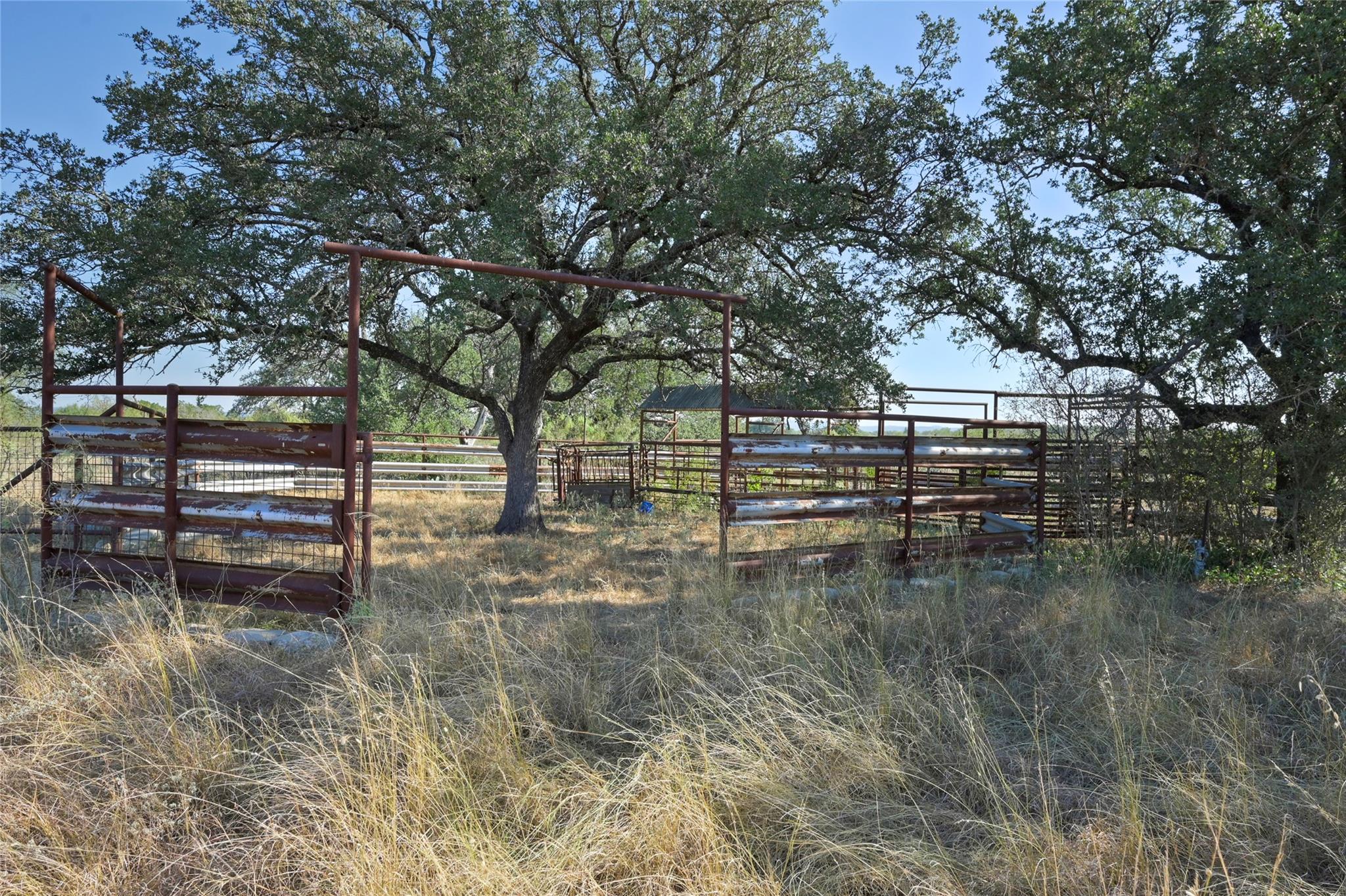 1033 Flying X Road Spicewood TX 78669