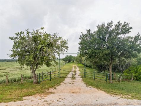 9611 Wilke Road Kingsbury TX 78638