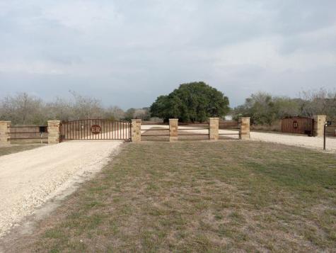 251 Lefty Lane Goliad TX 77963