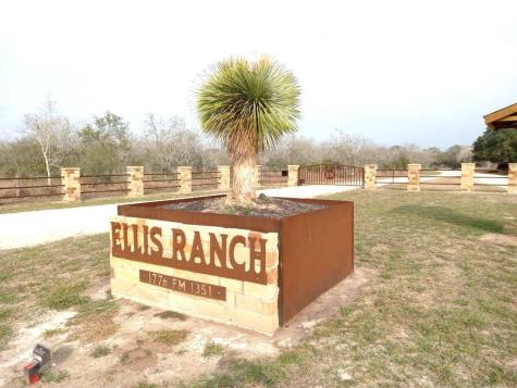 251 Lefty Lane Goliad TX 77963