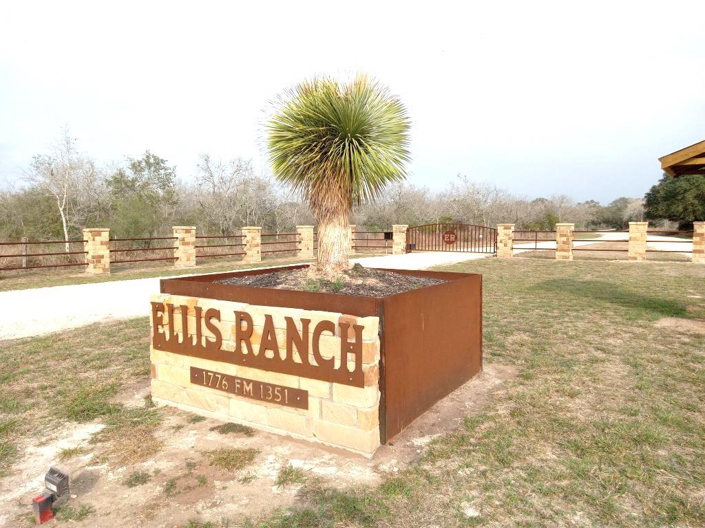 251 Lefty Lane Goliad TX 77963