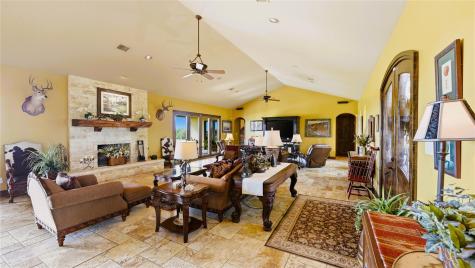 13661 E Highway 90 Kingsbury TX 78638