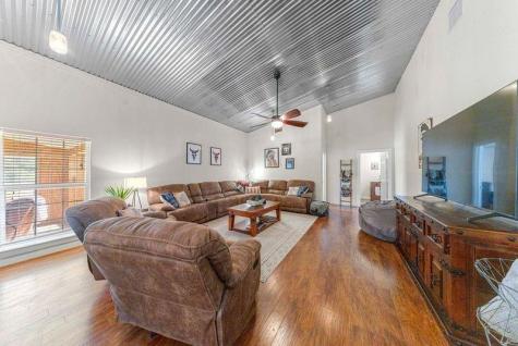 6417 County Road 240 Waelder TX 78959