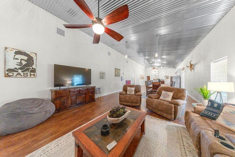 6417 County Road 240 Waelder TX 78959