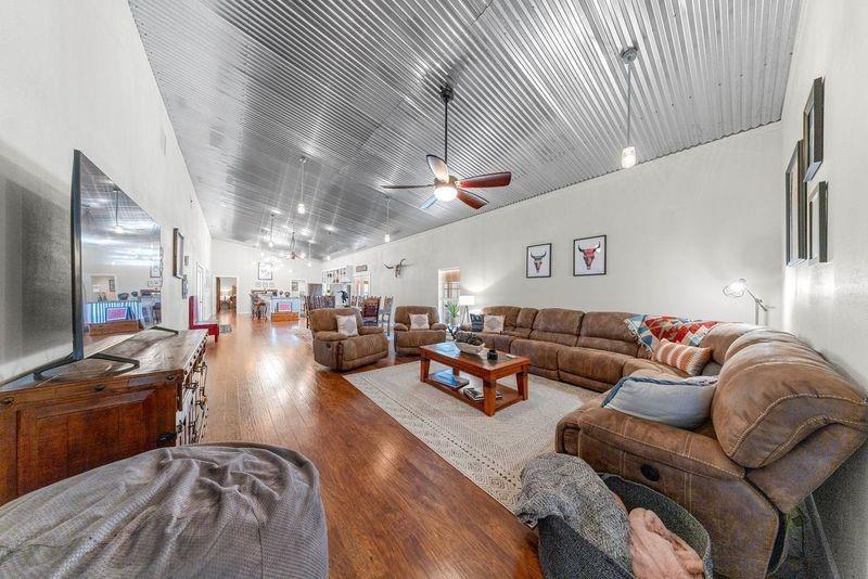 6417 County Road 240 Waelder TX 78959