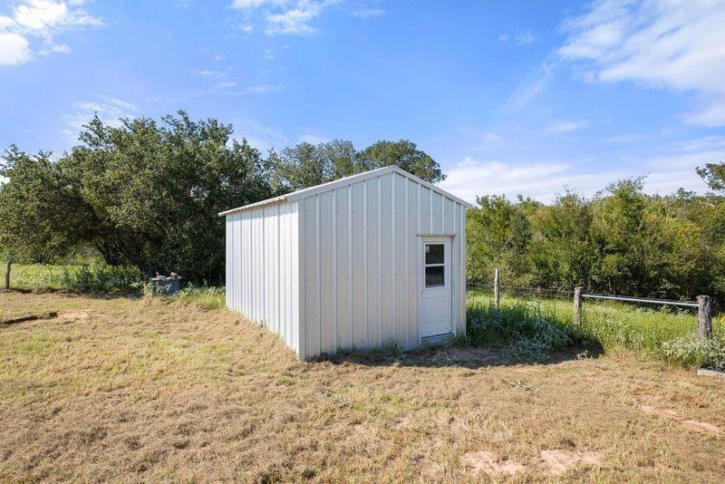 6417 County Road 240 Waelder TX 78959