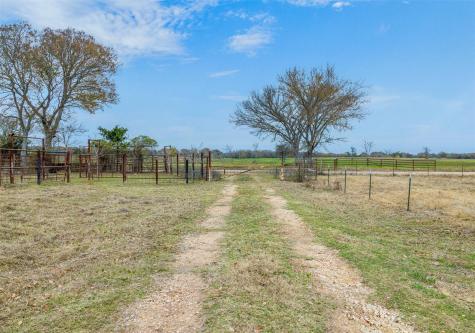 2150 Cr 412 Lexington TX 78947