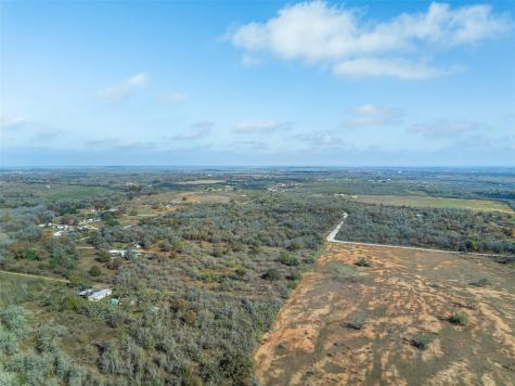 1050 Bugtussle Lane Luling TX 78648