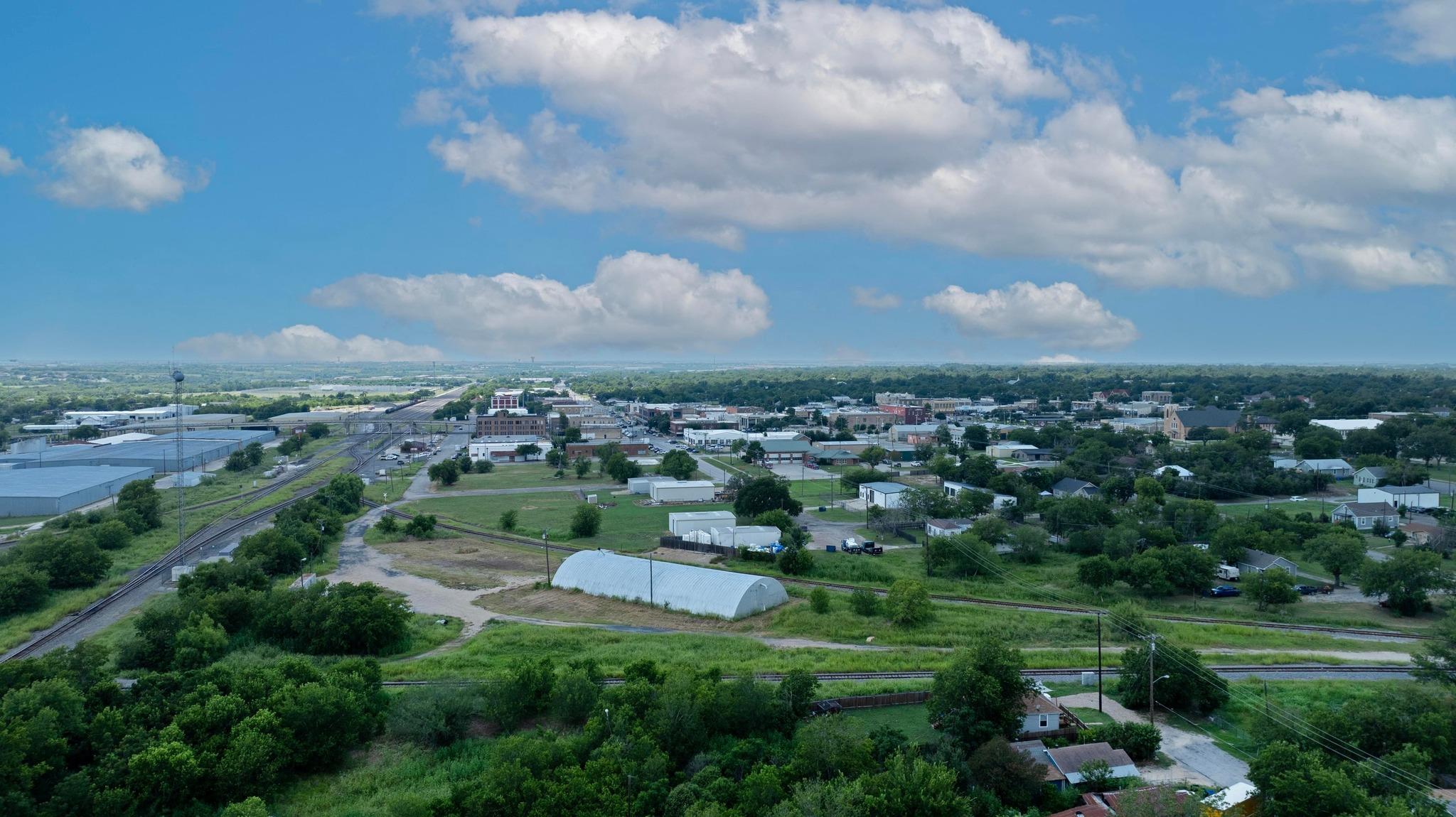 107 N Robinson Street Taylor TX 76574