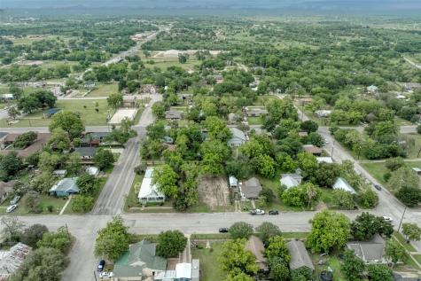 809 E Fannin Street Luling TX 78648