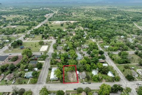 809 E Fannin Street Luling TX 78648