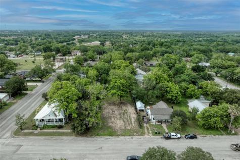 809 E Fannin Street Luling TX 78648
