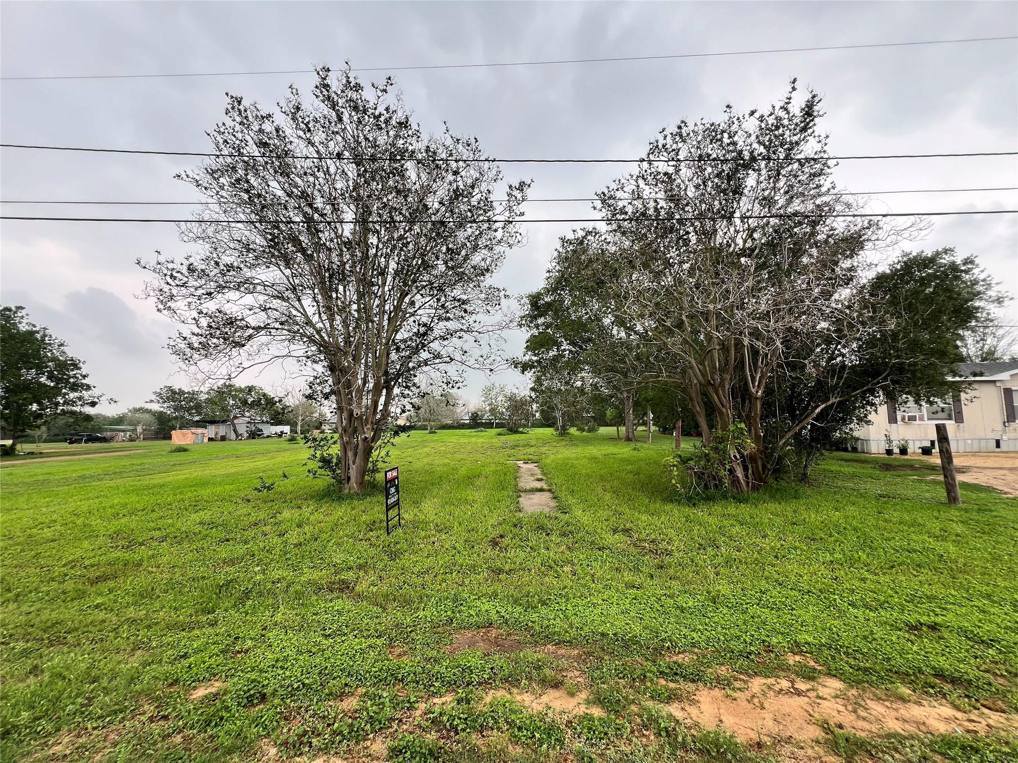 705 E 2nd Avenue Nixon TX 78140