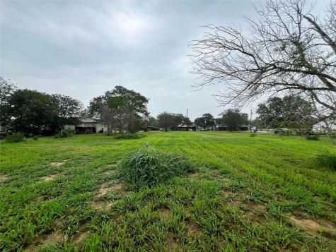 705 E 2nd Avenue Nixon TX 78140