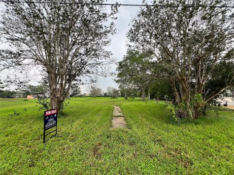 705 E 2nd Avenue Nixon TX 78140