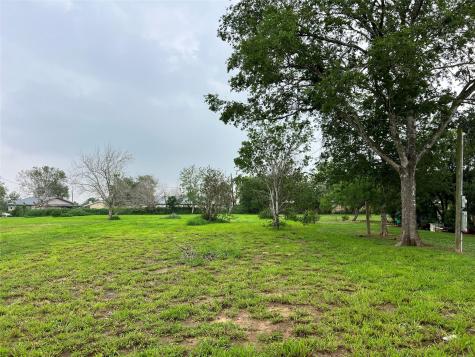 705 E 2nd Avenue Nixon TX 78140