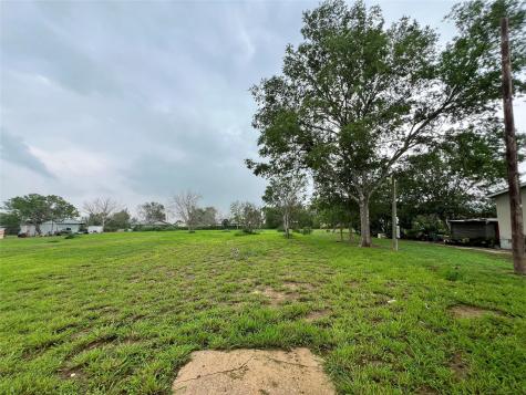 705 E 2nd Avenue Nixon TX 78140