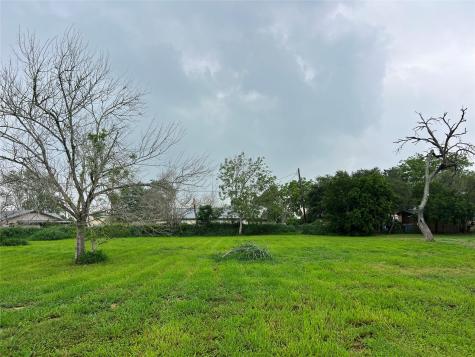 705 E 2nd Avenue Nixon TX 78140