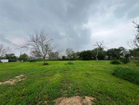 705 E 2nd Avenue Nixon TX 78140
