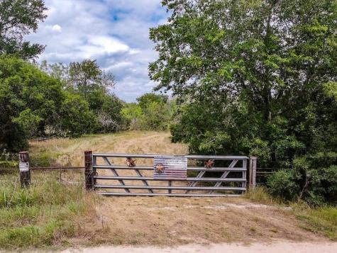 502 Robertson Road Smiley TX 78159