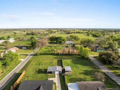 320 Douglas Street Lexington TX 78947