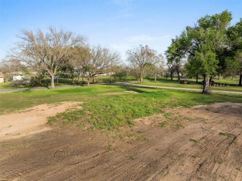 320 Douglas Street Lexington TX 78947